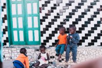 Goree, Senegal- 6 de dezembro de 2017: Grupo de crianças africanas tendo tempo juntas na cena de rua — Fotografia de Stock