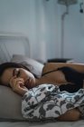 Retrato de chica morena durmiendo en la cama - foto de stock