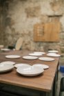 Ряды блестящих кустарных тарелок на столе — стоковое фото