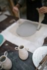 Vista ad alto angolo del processo di lavorazione artigianale in studio di ceramica — Foto stock