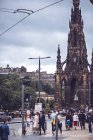 EDIMBURGO, SCOTLAND - 7 DE AGOSTO DE 2017: Multitud de peatones caminando en la escena de la calle en el fondo del monumento Walter Scott, Edimburgo, Escocia . - foto de stock