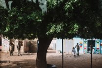 Goree, Senegal- Dezembro 6, 2017: Vista para as pessoas na rua da cidade em trópicos . — Fotografia de Stock