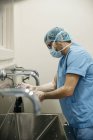 Вид збоку хірурга миття рук перед операцією — стокове фото