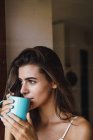 Портрет дівчини брюнетки п'є чай — стокове фото