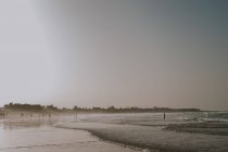 Пейзаж спокійних океанічних хвиль, що працюють на береговій лінії міста в тумані . — стокове фото