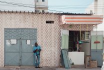 Goree, Senegal- 6 dicembre 2017: Uomo con stampelle in piedi vicino al laboratorio . — Foto stock
