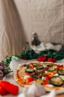 Arranjo de ingredientes e pizza no prato — Fotografia de Stock
