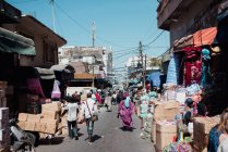 Goree, senegal- 6. Dezember 2017: Straßenszene mit Menschen auf dem Markt in einer kleinen afrikanischen Stadt an einem sonnigen Tag. — Stockfoto