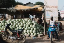 Goree, Senegal- 6 de dezembro de 2017: Exterior da cena de rua com baia de frutas na cidade pobre — Fotografia de Stock