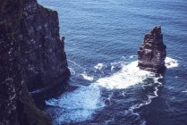 Vista de alto ángulo de los acantilados de Moher en el océano Atlántico - foto de stock