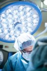 Портрет врача в маске в операционной во время операции — стоковое фото