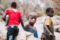 Goree, Senegal- 6 dicembre 2017: Gruppo di ragazzi neri nel villaggio — Foto stock