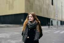 Портрет блондинки молодої жінки, що йде по вулиці і дивиться в сторону — стокове фото
