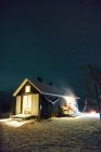 Vista exterior do pequeno edifício de madeira na floresta de inverno — Fotografia de Stock