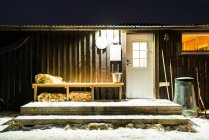 Фасад маленької дерев'яної будівлі в зимову ніч — стокове фото