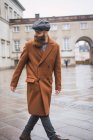Ritratto uomo barbuto che cammina in città e guarda oltre le spalle — Foto stock