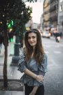 Junge stylische brünette Frau posiert sinnlich auf urbaner Straße — Stockfoto
