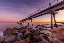 Diminishing perspective shot of pier against violet sunset sky — Stock Photo