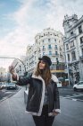 Ritratto di giovane donna in berretto scattare selfie per strada — Foto stock