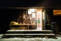 Longa exposição pessoas andando ao ar livre enquanto se lava na sauna à noite no inverno — Fotografia de Stock