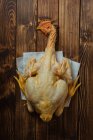 Pollo entero con cabeza - foto de stock