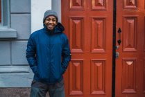 Спортивный улыбающийся чёрный мужчина на улице — стоковое фото
