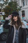Porträt einer Frau mit Mütze auf der Straße — Stockfoto