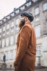 Высокоугольный вид человека в винтажной стильной одежде, стоящего на городской улице . — стоковое фото