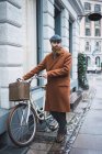 Портрет бородатого человека с винтажным велосипедом на улице — стоковое фото