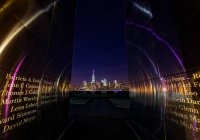 Blick auf 11. September Denkmal mit Namen und Stadtsilhouette bei Nacht, New York — Stockfoto