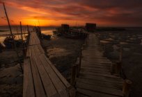 Scenic view to wooden quay at seaside in evening dusk — Stock Photo