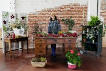 Portrait of florist at workplace in floral atelier — Stock Photo