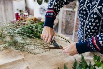 Обрізати флористи руками в'язаний светр для різання гілочок рослин — стокове фото