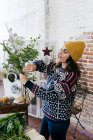 Вид сбоку женщины в вязаном свитере с цветами — стоковое фото