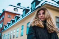 Blick aus der Vogelperspektive: Blonde Frau schaut im Winter auf der Straße weg — Stockfoto