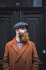 Портрет вдумливого стильного бородатого чоловіка, що дивиться вбік — стокове фото