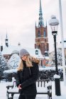 Porträt eines flirtenden blonden Mädchens posiert in der Winterstadtszene — Stockfoto