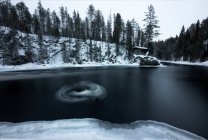 Vue du paysage de la rivière en streaming dans la scène hivernale — Photo de stock