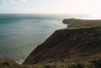 Вид на море до великої прибережної скелі і спокійного океану в сонячний день . — стокове фото