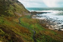 Vista de ângulo baixo para caminho apertado na colina à beira-mar — Fotografia de Stock