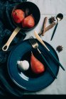 Ansicht von pochierten Birnen in Rotwein serviert auf Keramikteller — Stockfoto