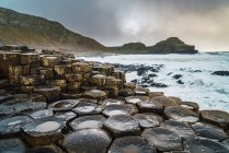Низький кут зору кам'яних утворень на березі океану — стокове фото