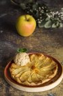 Delicioso pastel de manzana casero con helado - foto de stock