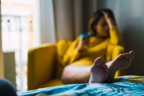 Закрыть вид женских ног на кровати — стоковое фото
