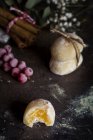 Натюрморт типичных испанских печенек и фруктов на столе — стоковое фото