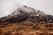 Високий кут зору на туманну гору в осінній день — стокове фото