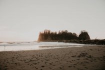 Landschaft Blick auf Wellen an der sonnigen Küste — Stockfoto