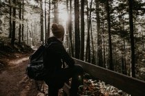Seitenansicht des Menschen entspannt im Herbst Waldweg — Stockfoto
