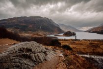 Malerischer Blick auf die Küste des Bergsees am bewölkten Tag — Stockfoto