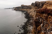 Вид на прибрежные скалы и ватерлинию в туманный день — стоковое фото
